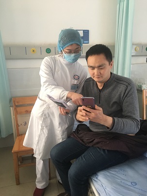 1584694680605165.jpg 护士指导患者使用问卷星1.jpg